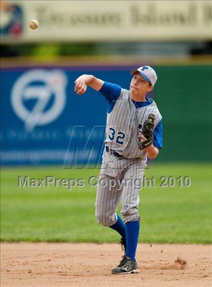 Thumbnail 3 in Roseville vs. Tartan (Section 4AAA Playoffs) photogallery.