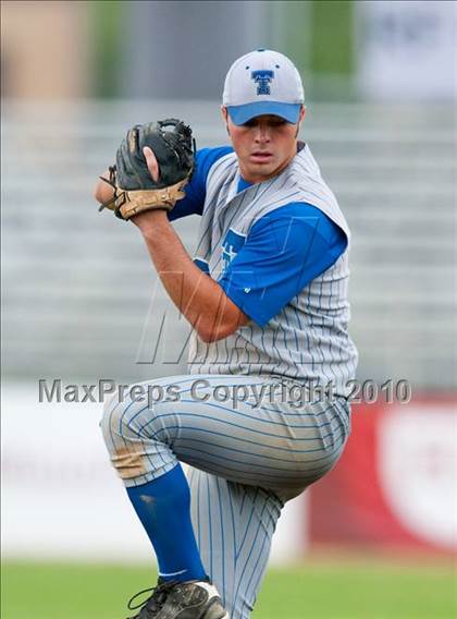 Thumbnail 1 in Roseville vs. Tartan (Section 4AAA Playoffs) photogallery.