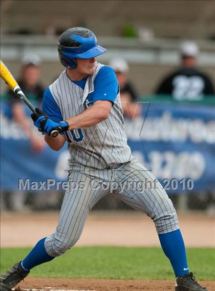 Thumbnail 1 in Roseville vs. Tartan (Section 4AAA Playoffs) photogallery.