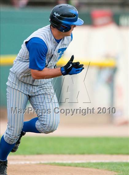 Thumbnail 3 in Roseville vs. Tartan (Section 4AAA Playoffs) photogallery.