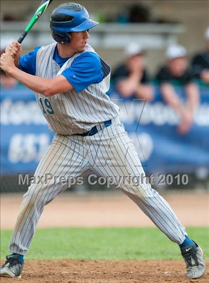 Thumbnail 2 in Roseville vs. Tartan (Section 4AAA Playoffs) photogallery.