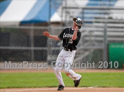 Thumbnail 1 in Roseville vs. Tartan (Section 4AAA Playoffs) photogallery.