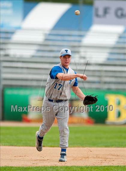 Thumbnail 2 in Roseville vs. Tartan (Section 4AAA Playoffs) photogallery.