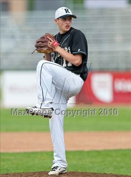 Thumbnail 3 in Roseville vs. Tartan (Section 4AAA Playoffs) photogallery.