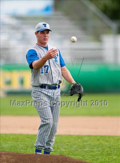 Thumbnail 3 in Roseville vs. Tartan (Section 4AAA Playoffs) photogallery.