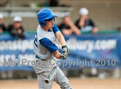 Thumbnail 1 in Roseville vs. Tartan (Section 4AAA Playoffs) photogallery.