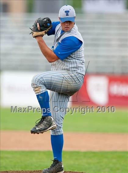 Thumbnail 1 in Roseville vs. Tartan (Section 4AAA Playoffs) photogallery.