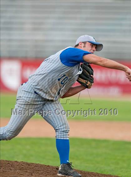 Thumbnail 1 in Roseville vs. Tartan (Section 4AAA Playoffs) photogallery.