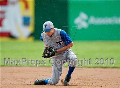Thumbnail 1 in Roseville vs. Tartan (Section 4AAA Playoffs) photogallery.