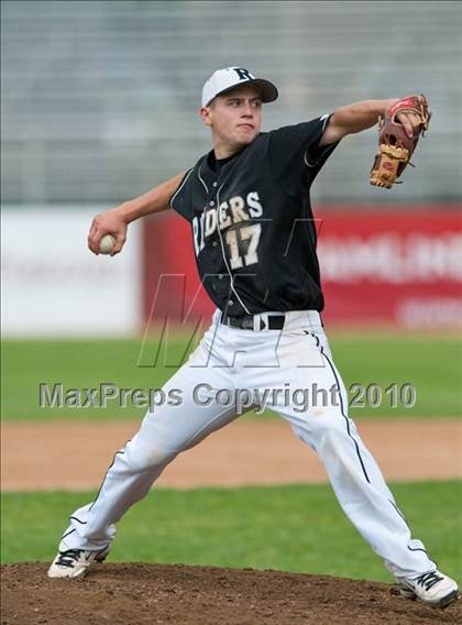 Thumbnail 1 in Roseville vs. Tartan (Section 4AAA Playoffs) photogallery.