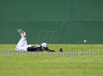 Thumbnail 1 in Roseville vs. Tartan (Section 4AAA Playoffs) photogallery.