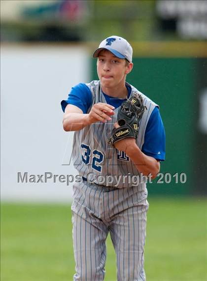 Thumbnail 1 in Roseville vs. Tartan (Section 4AAA Playoffs) photogallery.