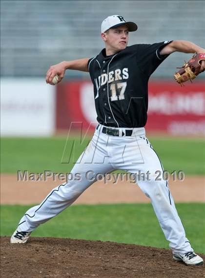 Thumbnail 3 in Roseville vs. Tartan (Section 4AAA Playoffs) photogallery.