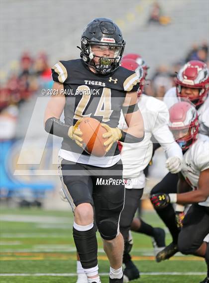 Thumbnail 1 in Southern Columbia Area vs Serra Catholic (PIAA  2A Championship) photogallery.
