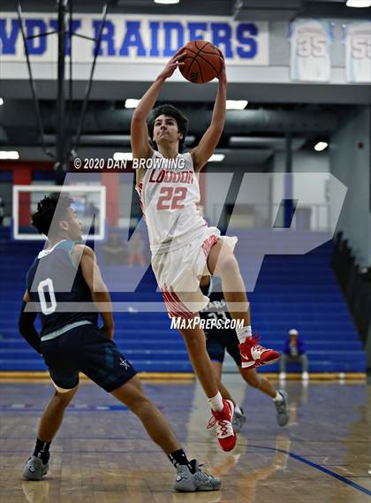 Thumbnail 1 in Loudon vs Siegel (Under Armour Classic) photogallery.