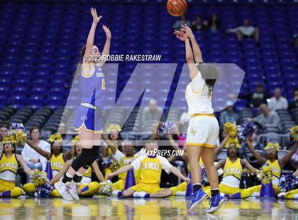 Thumbnail 3 in La Vega vs. Sunnyvale (UIL 4A Basketball State Final) photogallery.