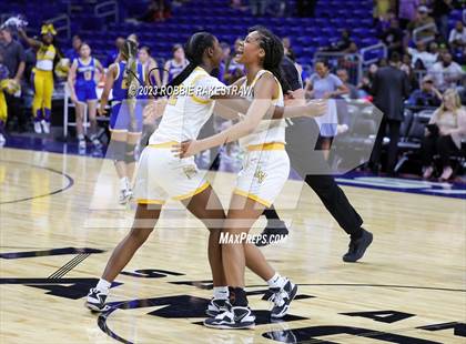 Thumbnail 1 in La Vega vs. Sunnyvale (UIL 4A Basketball State Final) photogallery.