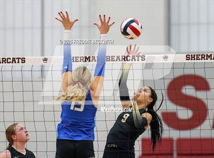 Thumbnail 3 in Gunter vs. Whitesboro (UIL 3A Volleyball Area Playoff) photogallery.