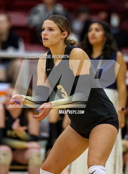 Thumbnail 3 in Gunter vs. Whitesboro (UIL 3A Volleyball Area Playoff) photogallery.