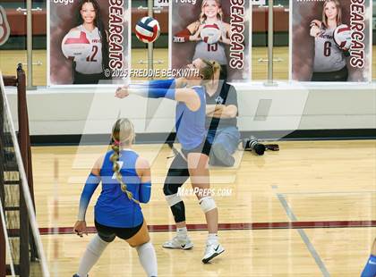 Thumbnail 3 in Gunter vs. Whitesboro (UIL 3A Volleyball Area Playoff) photogallery.
