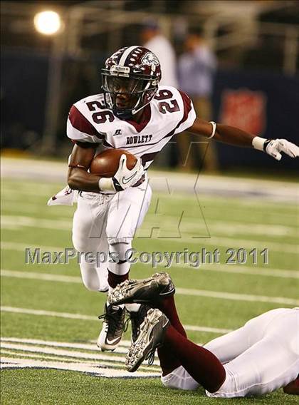 Thumbnail 3 in Horn vs. Rowlett (5A Region 2 Division 2 Area Playoff ) photogallery.