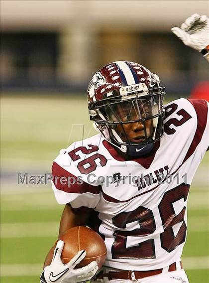 Thumbnail 2 in Horn vs. Rowlett (5A Region 2 Division 2 Area Playoff ) photogallery.