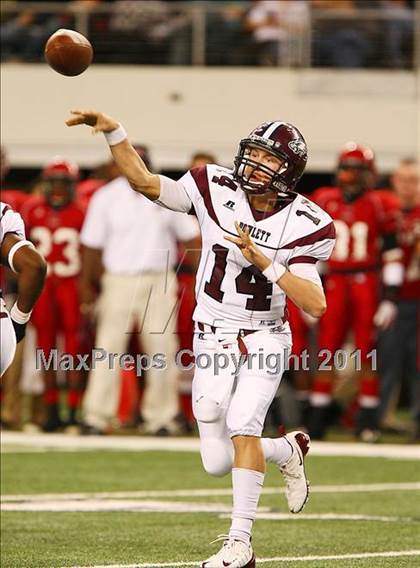 Thumbnail 3 in Horn vs. Rowlett (5A Region 2 Division 2 Area Playoff ) photogallery.