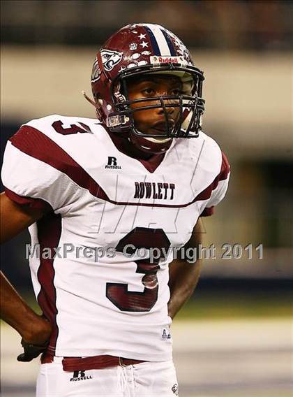 Thumbnail 3 in Horn vs. Rowlett (5A Region 2 Division 2 Area Playoff ) photogallery.