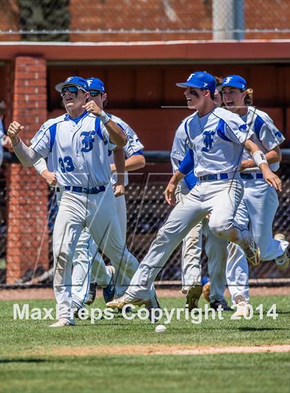 Thumbnail 2 in Santa Fe vs. Friendswood (UIL Region 3 Quarterfinal) photogallery.