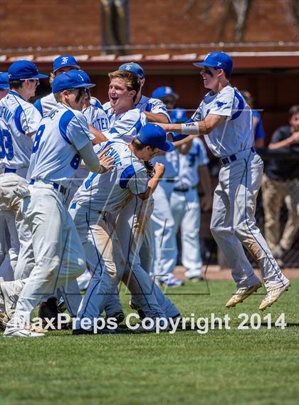 Thumbnail 2 in Santa Fe vs. Friendswood (UIL Region 3 Quarterfinal) photogallery.
