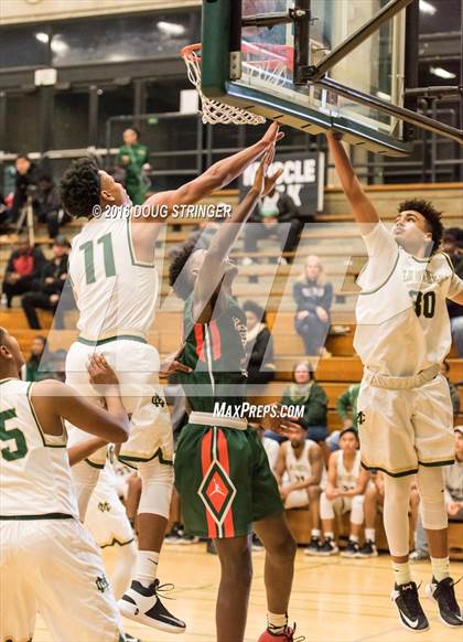 Thumbnail 2 in Morgan Park vs. Moreau Catholic (Oakland Legends Classic) photogallery.