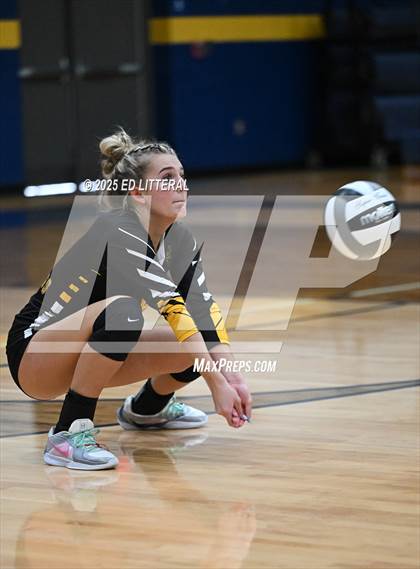 Thumbnail 2 in Lynchburg-Clay vs South Webster (OHSAA DIVISION VI DISTRICT CHAMPIONSHIP) photogallery.