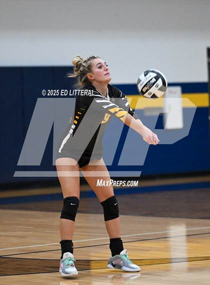 Thumbnail 2 in Lynchburg-Clay vs South Webster (OHSAA DIVISION VI DISTRICT CHAMPIONSHIP) photogallery.