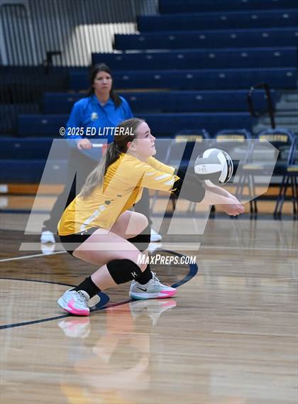 Thumbnail 2 in Lynchburg-Clay vs South Webster (OHSAA DIVISION VI DISTRICT CHAMPIONSHIP) photogallery.