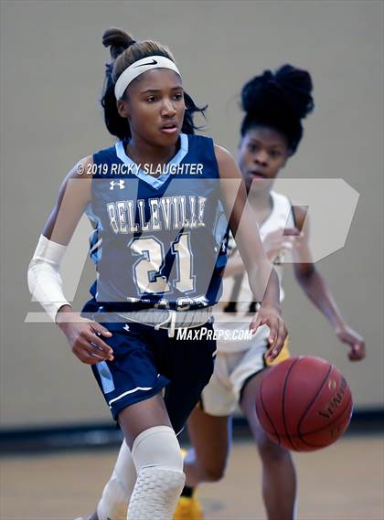 Thumbnail 2 in Belleville East vs. Hazelwood Central photogallery.