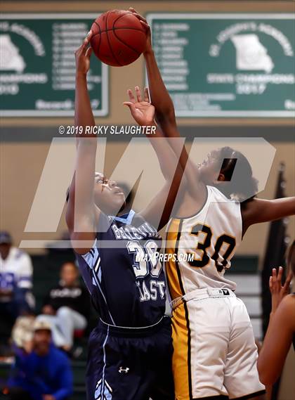 Thumbnail 2 in Belleville East vs. Hazelwood Central photogallery.