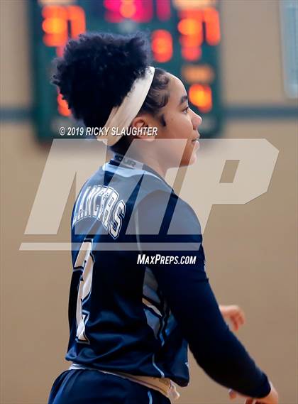 Thumbnail 1 in Belleville East vs. Hazelwood Central photogallery.