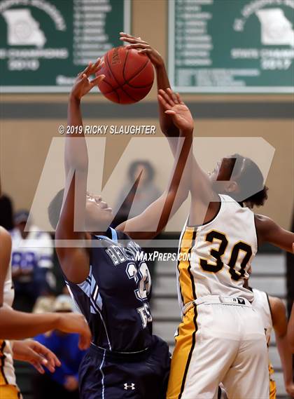Thumbnail 3 in Belleville East vs. Hazelwood Central photogallery.