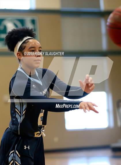 Thumbnail 3 in Belleville East vs. Hazelwood Central photogallery.