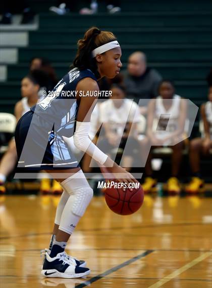 Thumbnail 3 in Belleville East vs. Hazelwood Central photogallery.