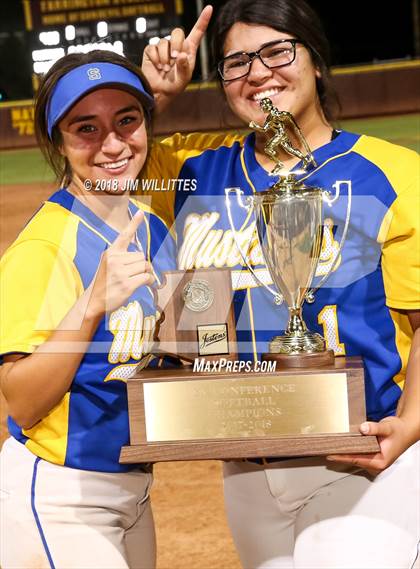 Thumbnail 2 in Sahuarita vs. Winslow (AIA 3A Final Award Photos) photogallery.