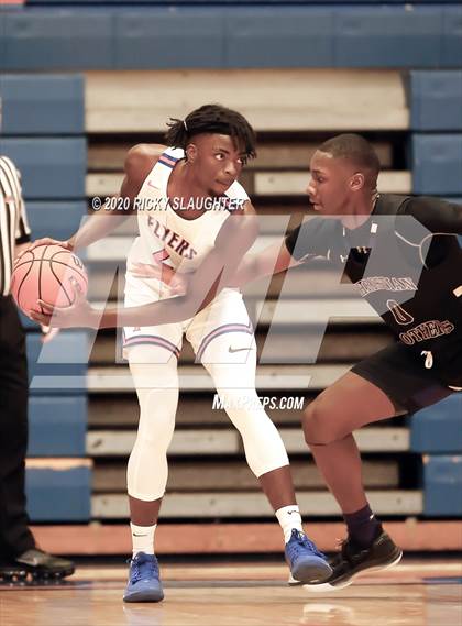 Thumbnail 2 in East St. Louis vs. Christian Brothers (King Classic in the City of Champions) photogallery.