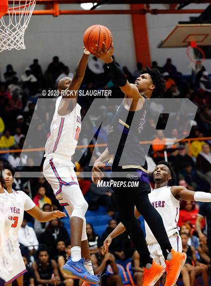 Thumbnail 2 in East St. Louis vs. Christian Brothers (King Classic in the City of Champions) photogallery.