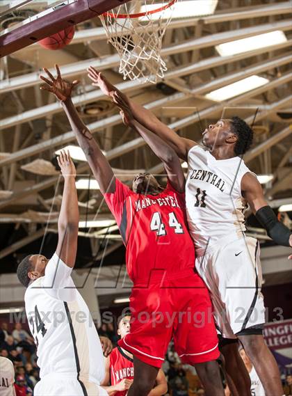 Thumbnail 2 in Springfield Central vs. Manchester (Spalding Hoophall Classic) photogallery.