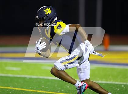 Thumbnail 3 in Serra vs. Warren photogallery.