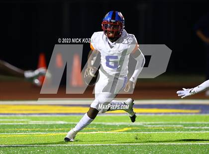 Thumbnail 3 in Serra vs. Warren photogallery.