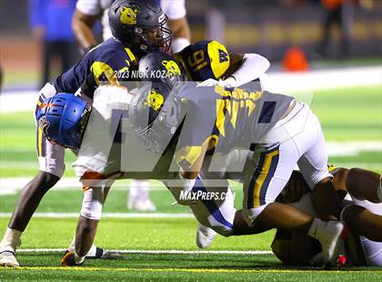 Thumbnail 3 in Serra vs. Warren photogallery.