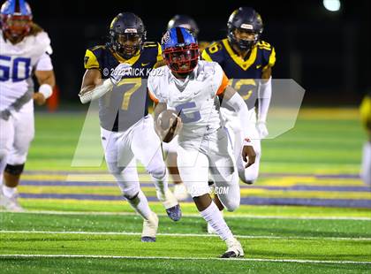 Thumbnail 2 in Serra vs. Warren photogallery.