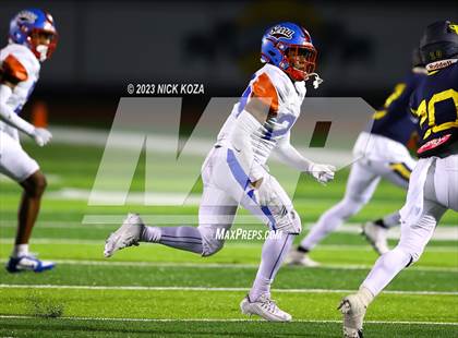 Thumbnail 3 in Serra vs. Warren photogallery.