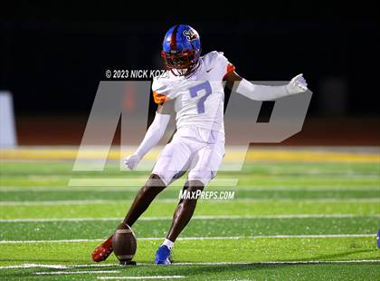 Thumbnail 2 in Serra vs. Warren photogallery.